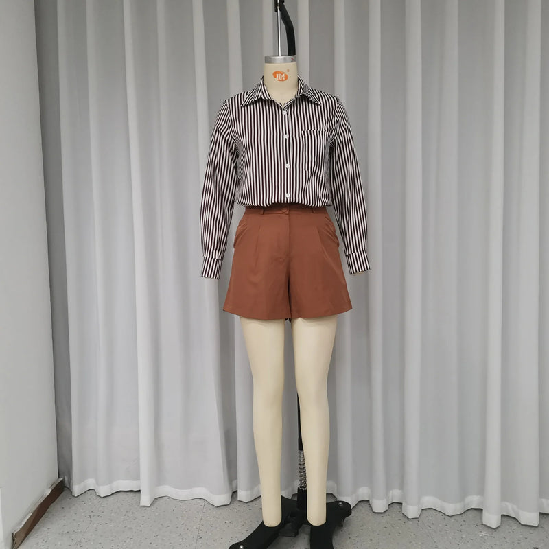 Conjunto de Duas Peças com Shorts para Mulheres, Camisa Casual Elegante de Listras com Gola Rebaixada, Solta para o Verão e Shorts de Cintura Alta.